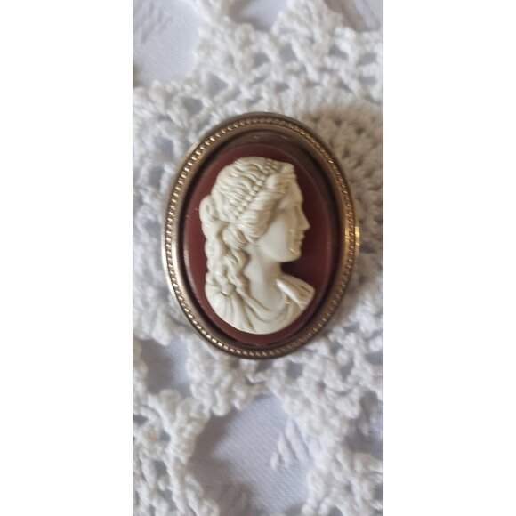 Resin Cameo Oval Gold Tone Frame Cameo White Lady Cameo on Reddish Brown - Picture 4 of 10